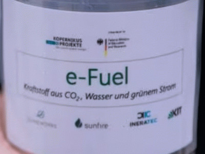 E-Fuels ist in der Klimadiskussion das Zauberwort für die Anhänger von Verbrennungsmotoren. Auch der Luftverkehr setzt auf diese Kraftstoffe. 
