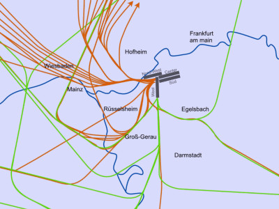 Am 3. Juni 2025 hatte die Fraport AG und die Deutsche Flugsicherung („DFS”) ein sogenanntes „Weiterentwickeltes Betriebskonzept für den Flughafen Frankfurt“ veröffentlicht. Zuvor hatte die Stadt Hochheim einen Auskunftsanspruch nach dem Umweltinformationsgesetz geltend gemacht. Offenbar hatten Dritte der Stadt Hochheim zuvor entsprechende Informationen „zugespielt“. 