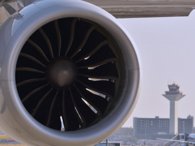 Inmitten eines der am dichtesten besiedelten Gebiete Europas entstand ein Gebäudekomplex, der in einer ersten Stufe eine Abfertigungskapazität von 19 Millionen Passagieren hat. Mit glamourösen Feiern sollten dabei eklatante Fehlprognosen und Fehlentscheidungen zu Lasten der Umwelt, der Steuerzahler und der Gesundheit und Lebensqualität der Flughafenanwohner verschleiert werden.